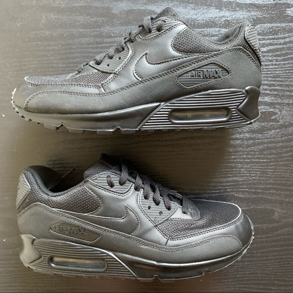 Air Max 90 Triple Black Women’s size 10 PREOWNED